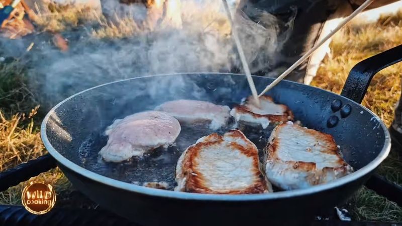 Cotlete de porc cu sos cremos de ciuperci