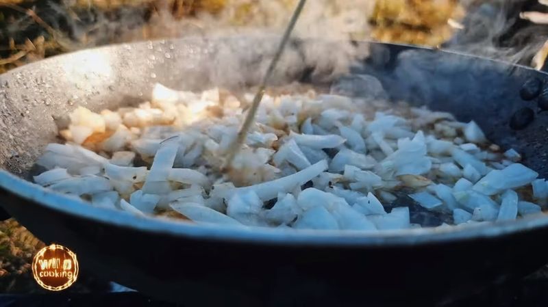 Cotlete de porc cu sos cremos de ciuperci