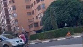 Un ginere și-a luat soacra pe capota mașinii. Scena s-a întâmplat pe străzile din Spania