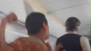 VIDEO |Un pasager a luat la bătaie un însoțitor de zbor. De la ce a pornit totul