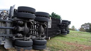 Accident mortal: Șoferul unui TIR a pierdut controlul volanului și a intrat pe contrasens