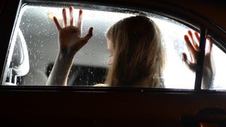 VIDEO | Un tânăr din Maramureș, împușcat pe stradă după scene de gelozie. Agresorul, întors din Anglia, și-a surprins iubita când îl înșela