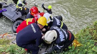O maşină a căzut în râul Bistriţa. Două persoane au decedat