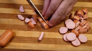 VIDEO - Alertă alimentară &icirc;n Rom&acirc;nia: o bacterie a fost descoperită &icirc;n mai multe sortimente din acest produs