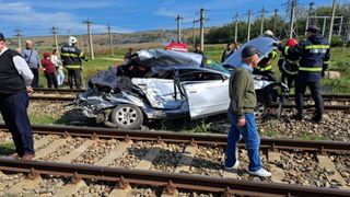 O mașină condusă de o şoferiţă începătoare a fost spulberată de un tren