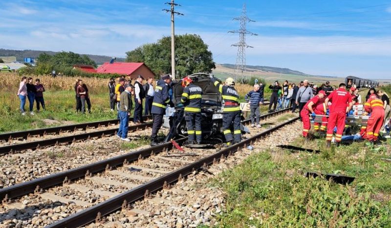 Accident dramatic în Vaslui. O mașină condusă de o şoferiţă începătoare a fost spulberată de un tren