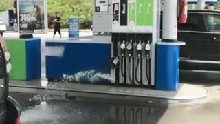 Un pistol a fost uitat în toaleta unei benzinării din Buzău. Polițiștii,  în alertă