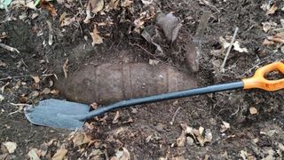 Descoperire incredibilă l&acirc;ngă Cluj. O bombă de 100 de kilograme din al Doilea Război Mondial a fost găsită &icirc;ntr-o pădure