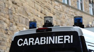 Un român din Italia amenință trecătorii pe străzi și țipă că și-a ucis iubita. În realitate, femeia este teafără