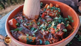 VIDEO - Wild cooking: rețetă savuroasă de gulaș de vită în stil unguresc