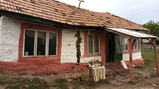 Familie mutată în containere, după ce casa a fost ruptă în două de o alunecare de teren