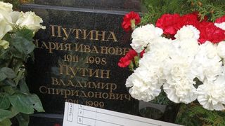 Scrisoarea de pe mormântul părinților lui Putin: „Fiul vostru se comportă obraznic și amenință să arunce școala în aer”