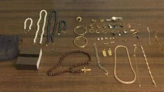 Două cupluri de rom&acirc;ni au spart mașina unui refugiat ucrainean &icirc;ntr-o parcare din Spania. Au furat toate lucrurile de valoare ale bărbatului