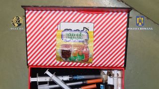 Percheziții în București și Ilfov. Mai mulți indivizi bănuiți de trafic de persoane și trafic de droguri au fost duși la audieri