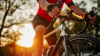 Un român a fost arestat în Spania, după ce a furat o bicicletă. Bărbatul i-a atașat și un motor