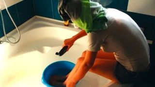 Incredibil! Ce reacție a avut un român care munceşte în Kenya, după ce a venit în România şi s-a spălat la lighean