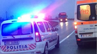 Un șofer a scăpat nevătămat, după ce mașina cu numere false s-a făcut praf