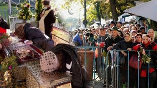 VIDEO: Pelerinaj de lux la Sfânta Parascheva. Cât trebuie să plătească oamenii pentru o noapte de cazare? 