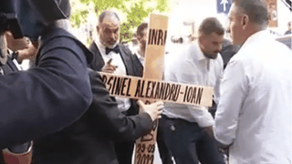  Momente emoționante la &icirc;nmorm&acirc;natarea actorului Alexandru Arșinel. Soția maestrului, &icirc;nmărmurită de durere