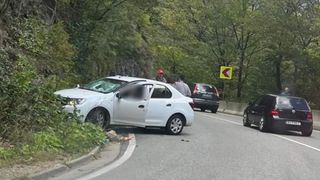 Tragedie pe Defileul Jiului. Un bărbat a murit, după ce o stâncă a lovit mașina aflată în mers