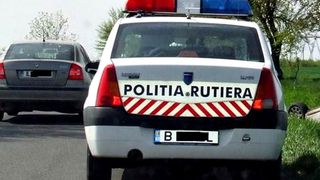 Mai  mulți polițiști au fost atacați cu pietre, după ce au prins un tânăr care conducea fără permis