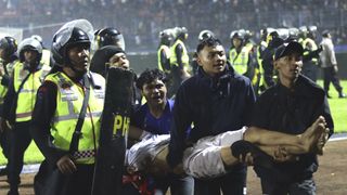 Cel puțin 17 copii au murit călcați în picioare după un meci de fotbal în Indonezia