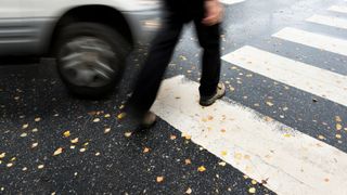 O persoană a decedat după ce a fost lovită pe trecerea de pietoni de un autocamion