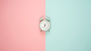 Se mai schimbă sau nu ora în România în această toamnă? Precizări importante