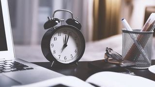 Se mai schimbă sau nu ora în România în această toamnă? Precizări importante