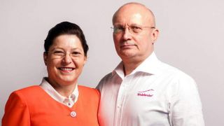 Măriuca și Florin sunt milionari în euro. Cuplul a plecat la drum cu 300 de dolari, iar acum a semnat cu Ferrari