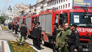 Doi pompieri și un cadru medical au fost spulberați de un autoturism în timp ce acordau primul ajutor unei alte victime