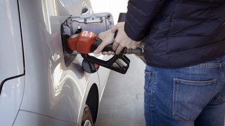 Preţul petrolului crește benzina motorina