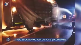 Foc &icirc;n camionul plin cu plite și cuptoare