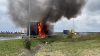 Un TIR a luat foc pe autostrada A1. Traficul este îngreunat