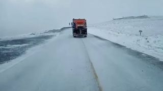 VIDEO - Circulația a fost închisă pe Transalpina din cauza viscolului