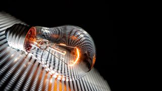 Rom&acirc;nii vor primi bani de la stat pentru a schimba becurile vechi