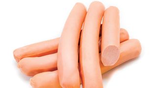 Un bărbat a murit după ce a m&acirc;ncat crenvurști de pui