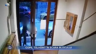 Copil t&acirc;lhărit &icirc;n scara blocului