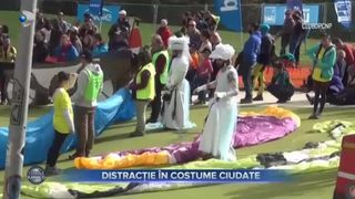 Distracție în costume ciudate