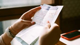 Românii primesc înapoi banii plătiți în plus pe facturile la energie electrică. Când are loc restituirea