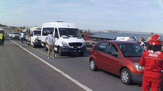Carambol pe A1. Două microbuze și un autoturism s-au ciocnit violent