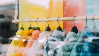 Primăria le oferă geci gratuite oamenilor pentru a scăpa de frig. Așa se reduc facturile la curent