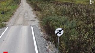 Imagini cu podul, din Rom&acirc;nia, care se termină &icirc;n lanul de porumb