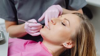 Gingii inflamate și sensibile: când trebuie să mergi la medic?