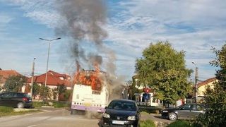 Un troleibuz cu pasageri a luat foc în mers, lângă Timișoara