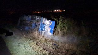 Pericol de explozie pe o șosea din Constanța. O cisternă încărcată cu GPL s-a răsturnat