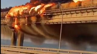 VIDEO: Trei persoane au murit în incediul puternic pe podul Kerci, legătură între Crimeea și Rusia. O cisternă a fost cuprinsă de flăcări