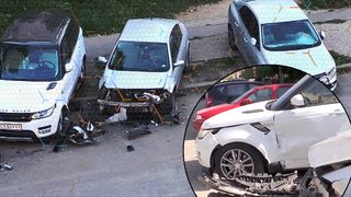 Un șofer fără permis auto a lovit trei mașini parcate, în timp ce era urmărit de oamenii legii