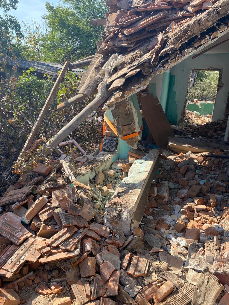 Misiune grea pentru pompierii din județul Teleorman! Un adolescent a fost strivit de un perete în timpul demolării unei case