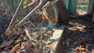 Misiune grea pentru pompierii din județul Teleorman! Un adolescent a fost strivit de un perete &icirc;n timpul demolării unei case